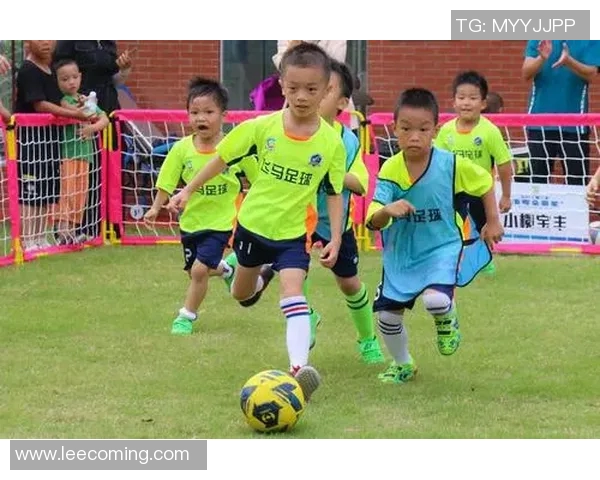 小足球明星的闪耀瞬间与成长故事简短分享